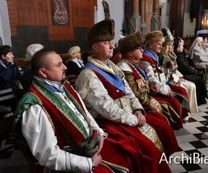 Papieski paliusz na ramionach Metropolity Białostockiego