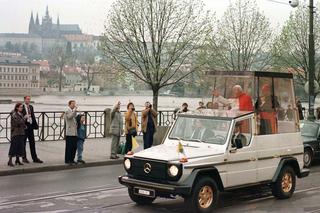 Samochody Jana Pawła II - tymi papamobile podróżował papież Polak - WIDEO