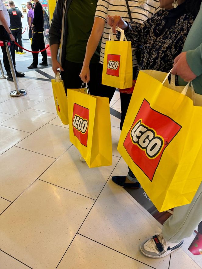 Gigantyczne kolejki na otwarciu Lego Store w Galerii Katowickiej. Klienci wpuszczani pojedynczo