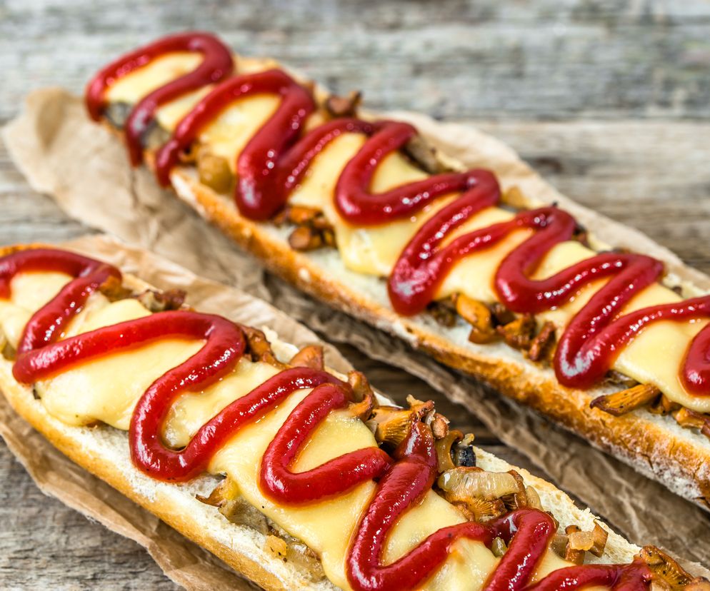 Tradycyjna zapiekanka z pieczarkami i serem: jak zrobić? [przepis]