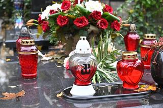 Grób Kaczyńskich góruje nad innymi 