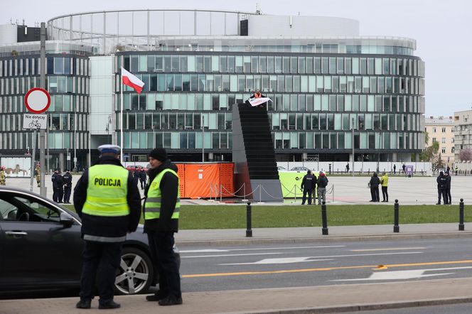 Pomnik smoleński oblany sztuczną krwią