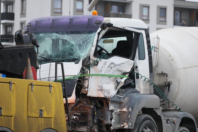 Autobus miejski zderzył się z betoniarką w Warszawie