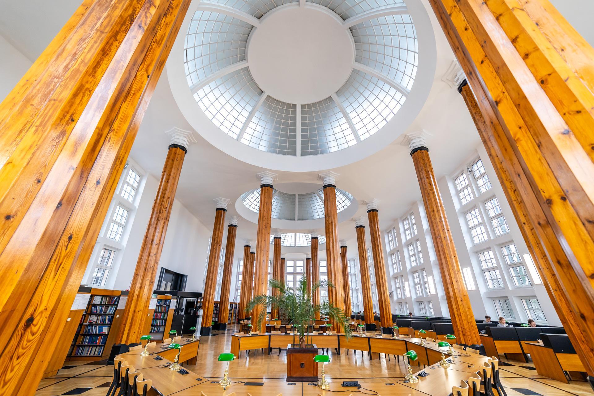 Biblioteka SGH - zdjęcia. Zobacz wspaniałe wnętrza warszawskiego gmachu