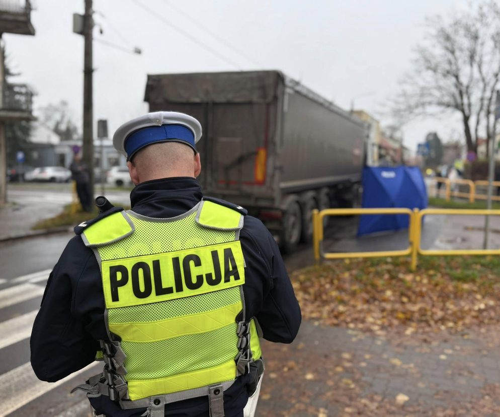 Tragedia na skrzyżowaniu. Piesza zginęła pod kołami ciężarówki. Poważne utrudnienia