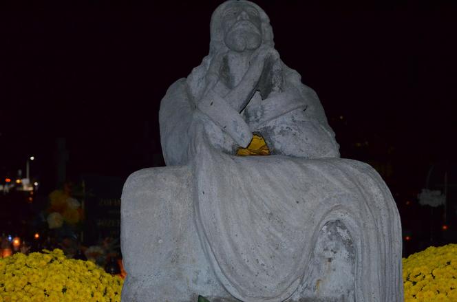 Dzień Zaduszny na starachowickich cmentarzach. Wyglądają wyjątkowo