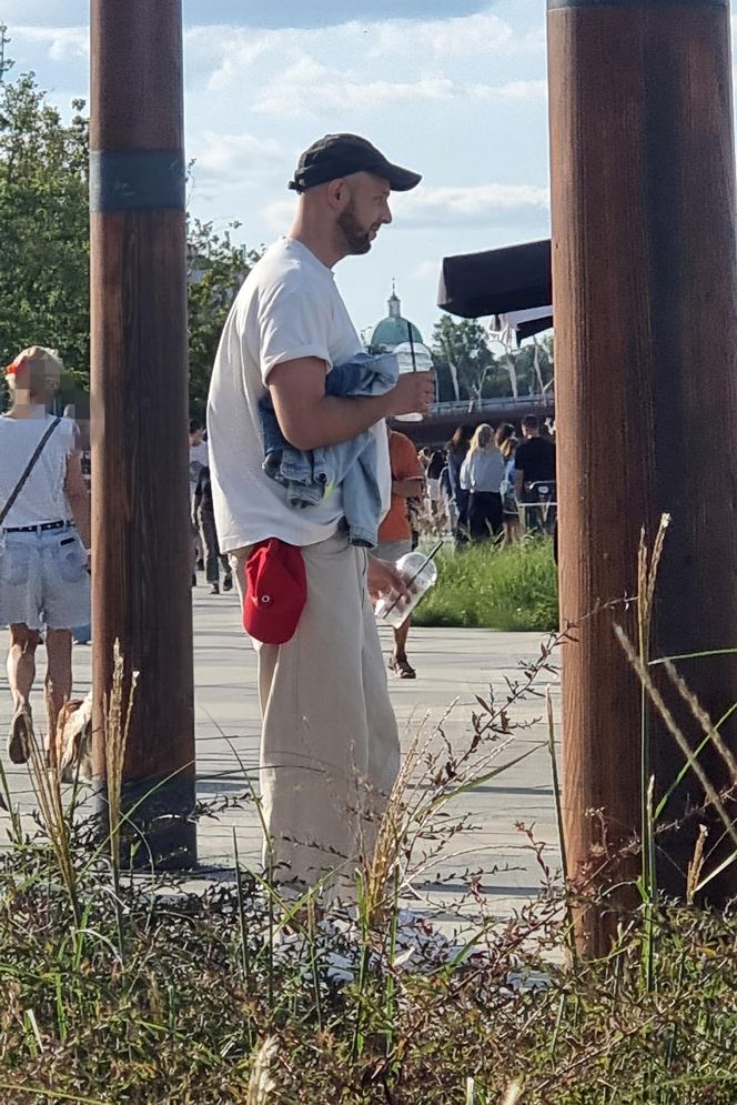 Maciej Pela z córeczkami nad Wisłą