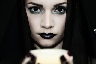 Makijaż Wednesday Addams będzie hitem Halloween 2023. Jak go zrobić?