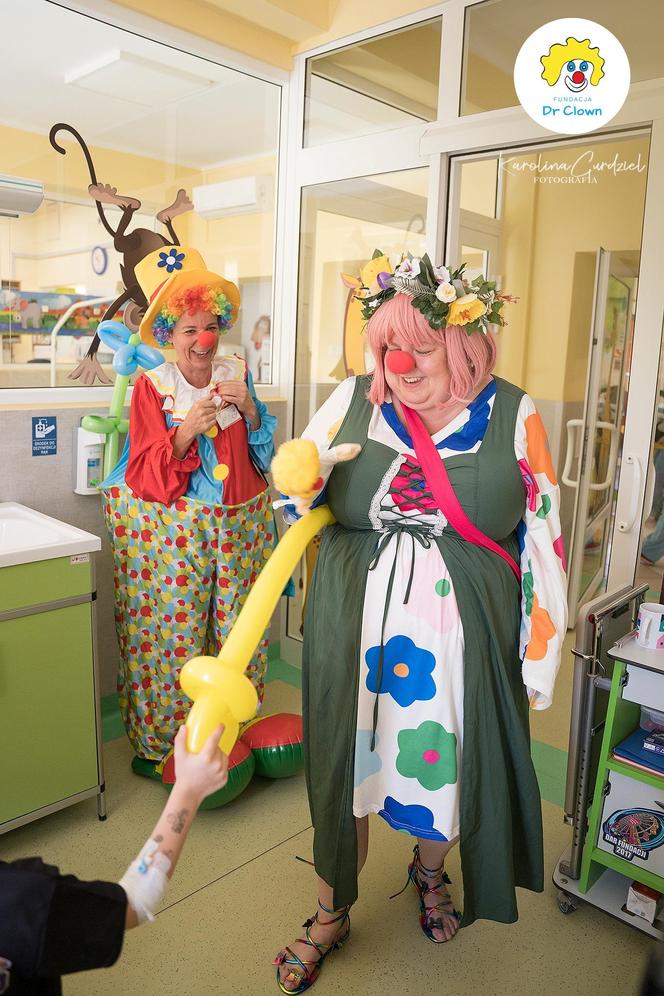 Fundacja Dr Clown prowadzi terapię śmiechem