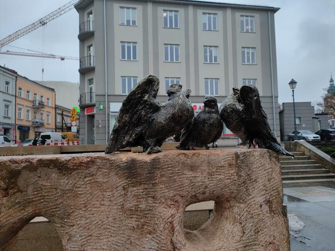 Walentynkowa rzeźba na Placu Artystów w Kielcach