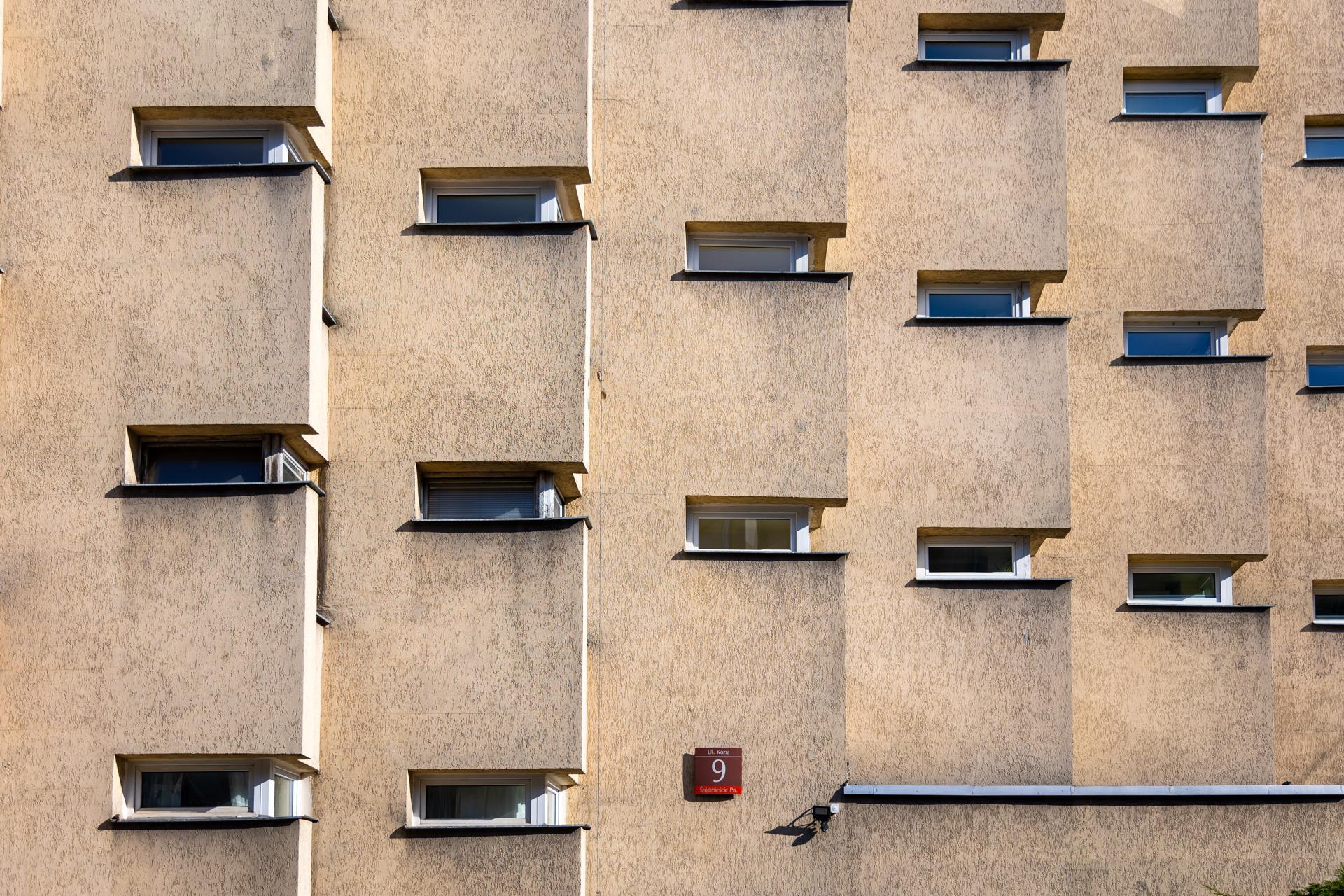Blok PRL na ul. Koziej 9 - zobacz budynek, który z zmienia się wraz z punktem widzenia