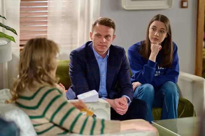 Na Wspólnej, odcinek 3806: Kamil Hoffer (Kazimierz Mazur), Zuza (Małgorzata Socha), Ula (Julia Jurek)