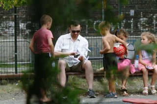 Śląskie: Obleśny pedofil wyciąga dzieci z placu zabaw! Ten film to OSTRZEŻENIE