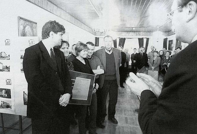 Bydgoszcz: Architekt Włodzimierz Mucha odbiera nagrodę z rąk prezydenta miasta Romana Jasiakiewicza; na drugim planie Andrzej Bulanda, Mariusz Korytkowski, Marta Busłowicz, Anna Albiniak