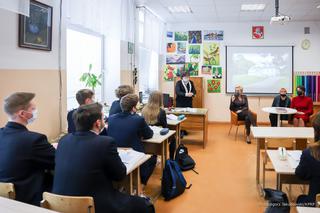 Wizyta Pierwszych Dam Polski i Litwy w polskim gimnazjum w Wilnie