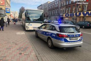 Śląskie: Kierowca autobusu miejskiego był kompletnie pijany. Wpadł, bo policjanci zobaczyli, że pije energetyka