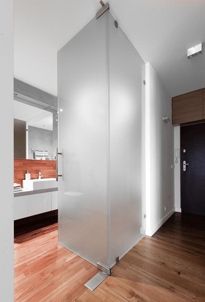 Szklane drzwi do minimalistycznej łazienki
