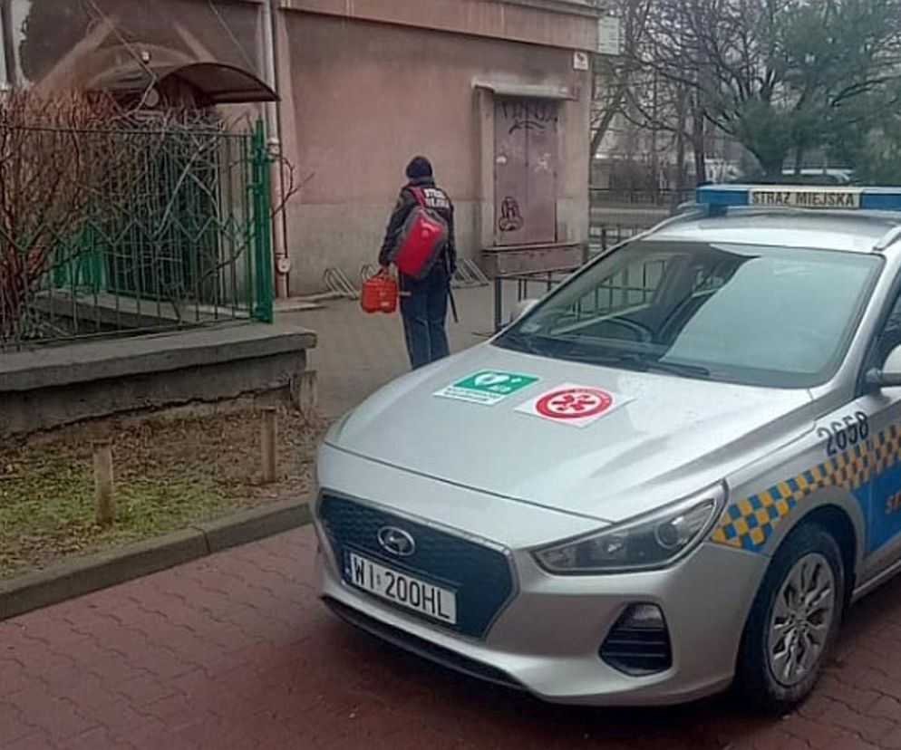 Dramatyczna akcja ratunkowa w Warszawie. Przebiegła na czerwonym błagając o pomoc dla matki