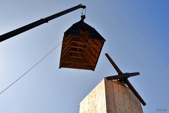 ​Jan 2 już gotowy. Muzeum Młynarstwa i Rolnictwa w Osiecznej odbudowało wiatrak