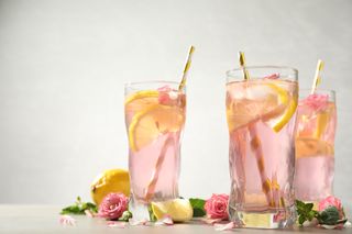 Latem sięgnij po różową lemoniadę. 4 składniki, a smak - wspaniały