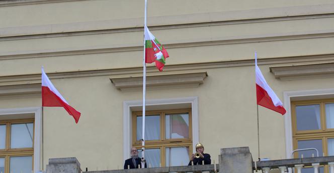 Lublin: Flaga miasta opuszczona do połowy masztu. W południe wybrzmiała „Cisza”