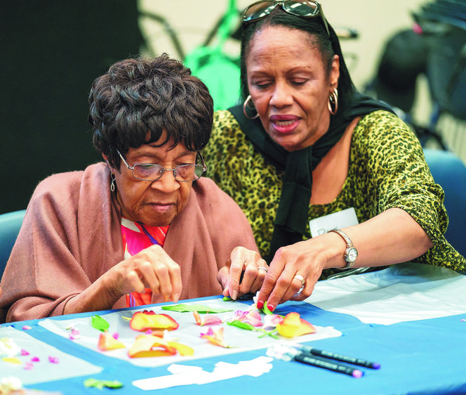 Żąda $50 mln dla seniorów