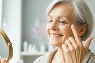 O tym kremie z promocji Rossmanna krążą już legedny. Niczym żelazko wyprasuje zmarszczki i wygładzi bruzdy. Kosztuje tylko 6 zł, a działa jak milion dolarów