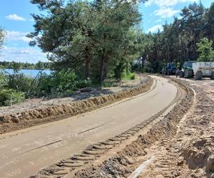 Przy zbiorniku wodnym na Zaborowie w Lesznie powstaje ścieżka rowerowa