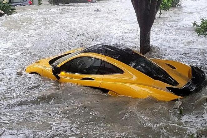 Huragan pokonał samochód za milion dolarów. Nagranie szokuje! [FOTO, WIDEO] 