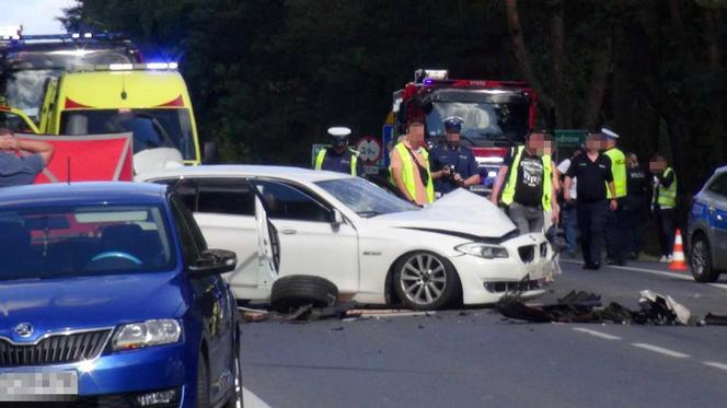 Poważny wypadek pod Legionowem. Zderzenie czterech aut w Nieporęcie. Pięć osób poszkodowanych, jedna zginęła na miejscu