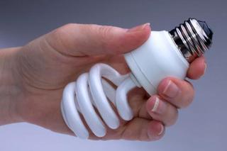 TEST żarówek energooszczędnych. Która świetlówka najszybciej się zapala i pobiera najmniej prądu?