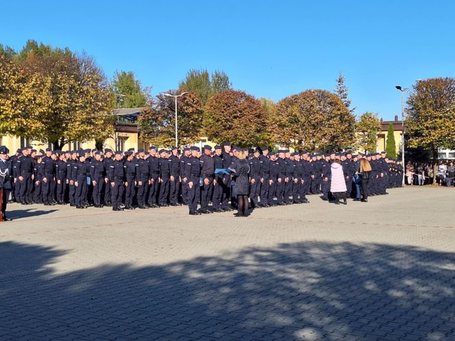 Uroczyste zakończenie szkolenia policyjnego w Katowicach. Ponad 200 nowych policjnatów