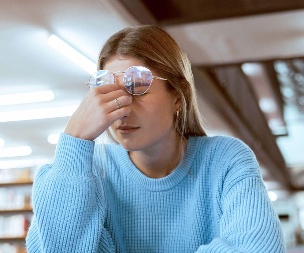 Atakuje młodych i aktywnych. Niektórzy przypisują objawy chorobie psychicznej