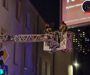  Warszawa: mężczyzna wszedł na billboard i groził że skoczy