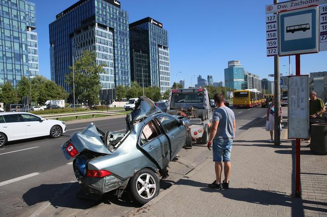 Wypadek w Alejach Jerozolimskich. Samochód uderzył w autobus. Kierowca osobówki nie żyje