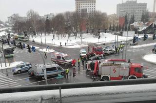 Wypadek w centrum Białegostoku. Karetka przewróciła się na skrzyżowaniu