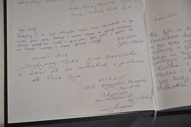 Warszawa żegna papieża Franciszka. Poruszające wpisy w Archikatedrze