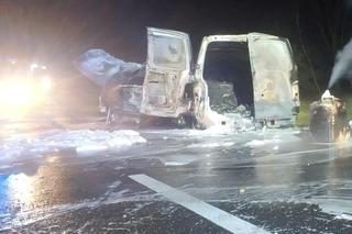 Śmiertelny wypadek pod Łowiczem. Kierowca BMW nie żyje. Dwa pojazdy spłonęły w pożarze 