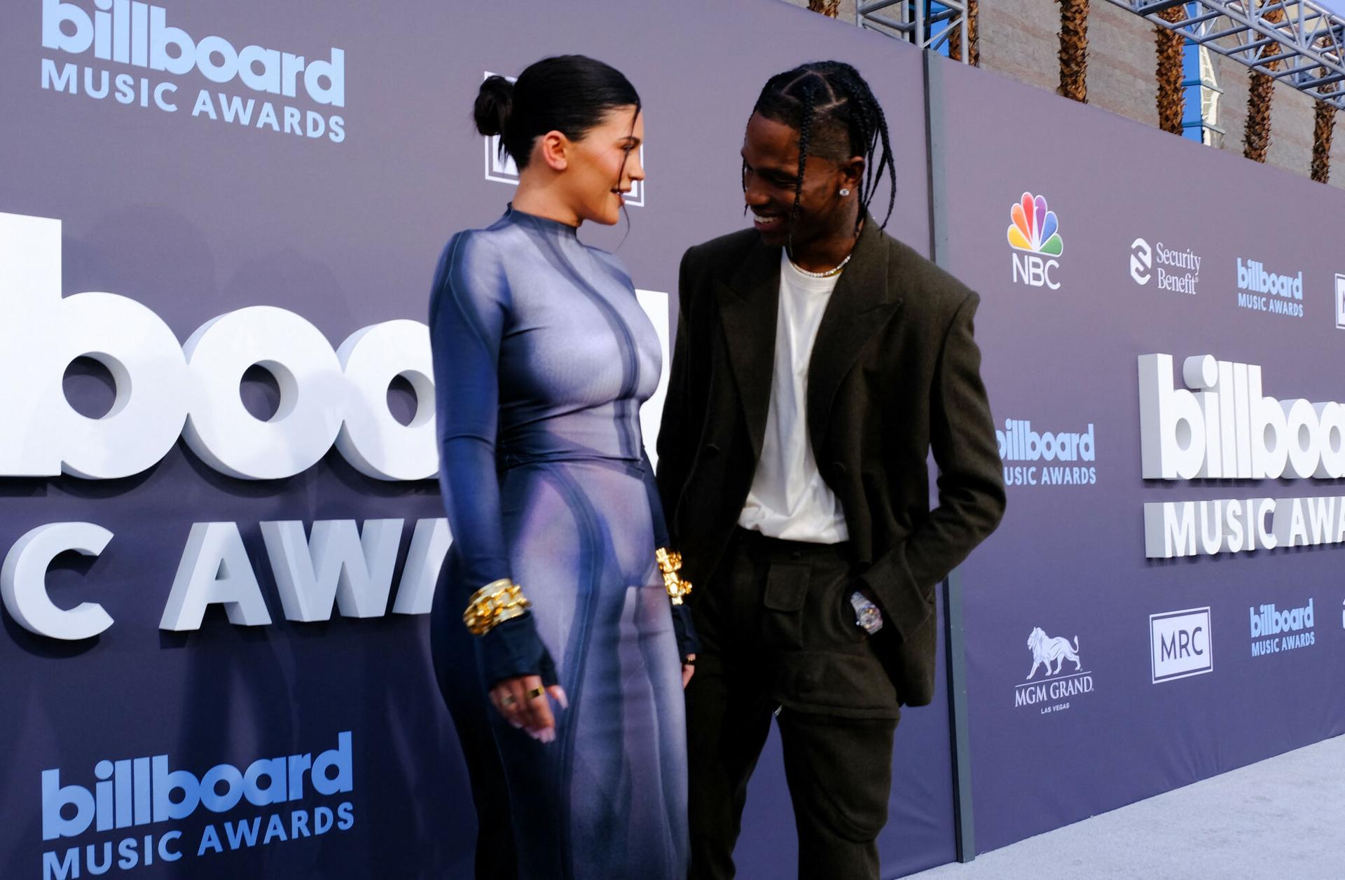 Travis Scott dementuje plotki o zdradzie. Kylie Jenner nie ma mu niczego do  zarzucenia? - ESKA.pl