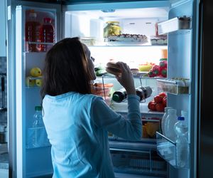 Co można jeść w nocy? Lista bezpiecznych produktów