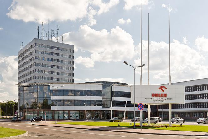 Atak nożownika przed bramą PKN Orlen! Pracownik ochrony ciężko ranny. Co ze sprawcą?