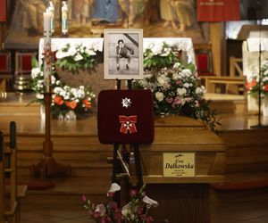 Zadumany Macierewicz na pogrzebie Ewy Dałkowskiej. Był też były wicepremier Gliński [ZDJĘCIA]