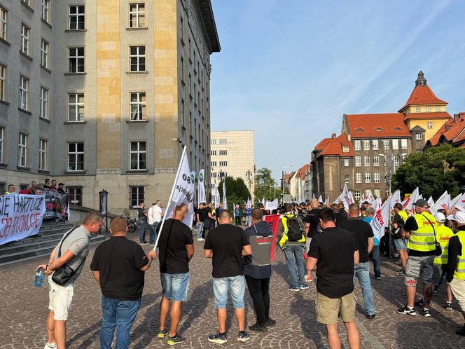 Paraliż w Katowicach. Rozpoczął się protest górników i hutników. "Stal się hartuje, a rząd ją rujnuje"
