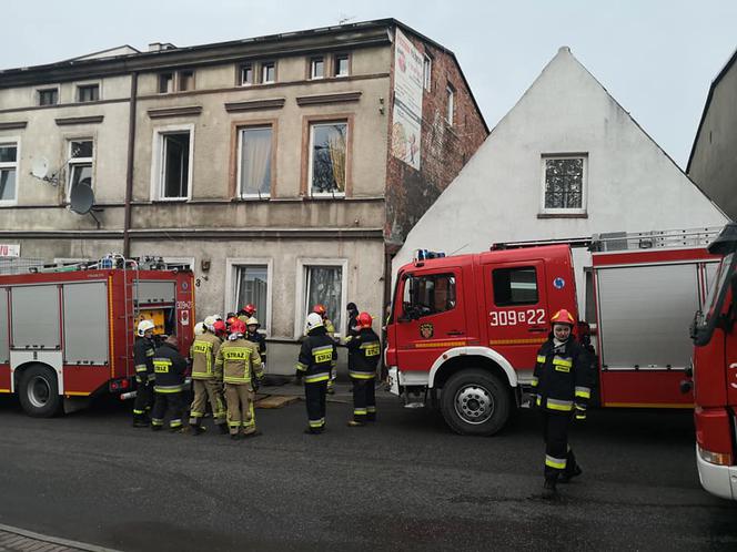 Groźny pożar w kamienicy. Z ogniem walczyło 6 zastępów straży. EWAKUOWANO mieszkańców