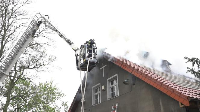 Ogień na plebanii pojawił się w czasie mszy. Żywioł strawił majątek parafian 