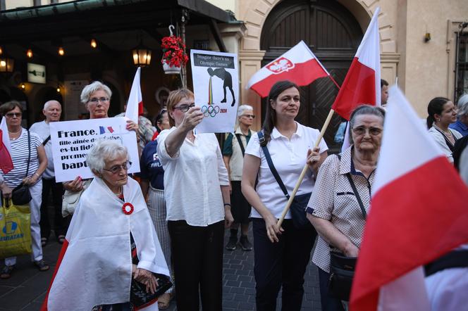 „Stop Obrażaniu Katolików”. Protest w Krakowie po inauguracji IO