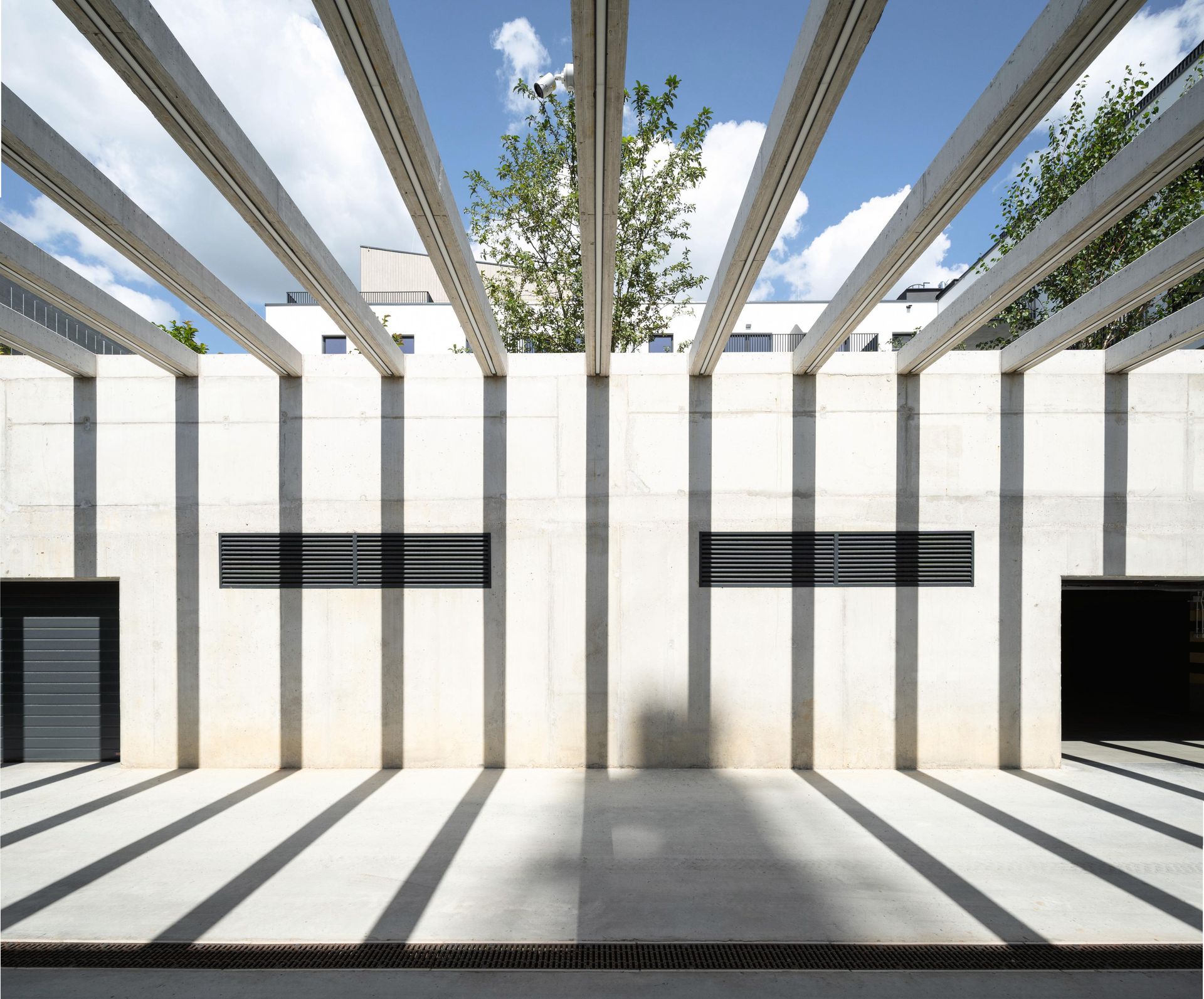 Pochylnia ze zjazdem do garażu