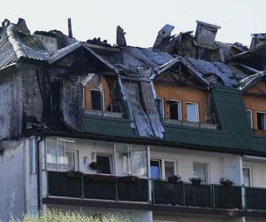  Zniszczenia bloku mieszkalnego po pożarze w Ząbkach