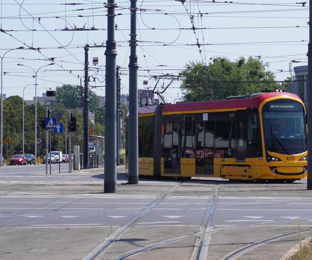 Na zdjęciu widoczny jest skręcający tramwaj linii 18. Jedzie on jednak w przeciwnym kierunku niż w tyłówce serialu