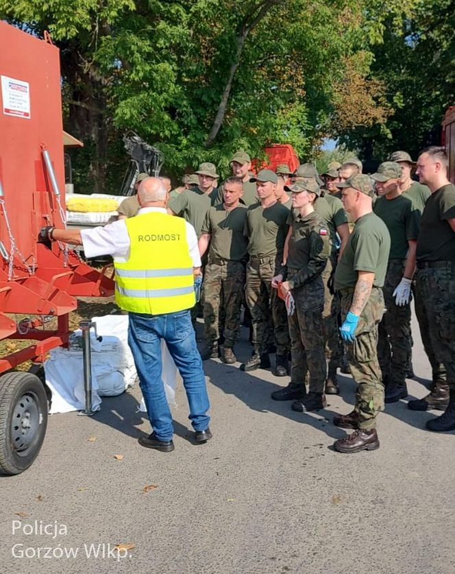 Przygotowania do powodzi w Kostrzynie nad Odrą